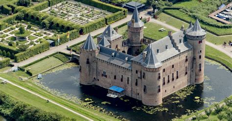 een prachtig kasteel met een slotgracht en omliggende natuur