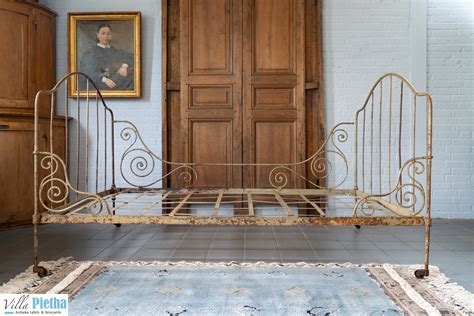 een sfeervolle kasteelkamer met een kingsize bed en antieke meubels