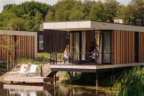 Overzicht van het vakantiepark met bungalows gelegen tussen de bomen