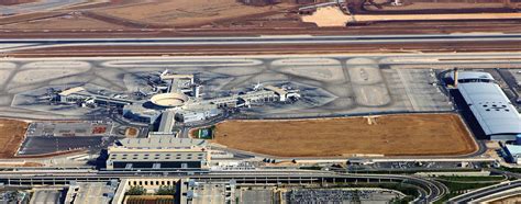 Luchtfoto van Ben Gurion International Airport met de terminals en landingsbanen.