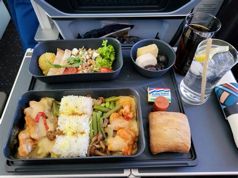 Foto van een heerlijke maaltijd geserveerd aan boord van een Corendon vlucht.