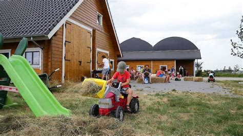kinderen spelen op een boerderij