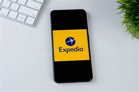 Illustratie van een smartphone met de Expedia-app en het Expedia Rewards-logo
