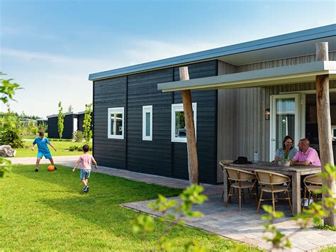 Collage van verschillende accommodatietypes in Slagharen, zoals de Raccoon Lodge, Cowboy Cottage en Wigwam Deluxe.