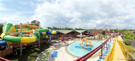 Illustratie van het tropische zwemparadijs Aqua Mexicana met palmbomen en kleurrijke elementen.