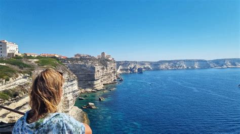 Panoramisch uitzicht op Bonifacio, met de stad hoog op de witte kliffen