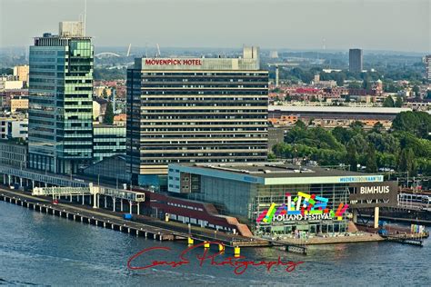 Uitzicht vanuit een hotelkamer van het Mövenpick Hotel Amsterdam City Centre op het IJ en de stad.