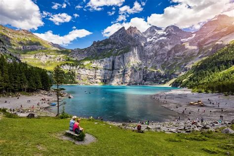 de Oeschinensee met zijn turquoise water, omringd door hoge rotswanden
