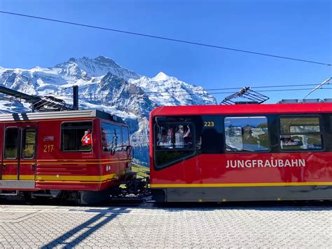 de tandradbaan Jungfraubahn die door de bergen rijdt
