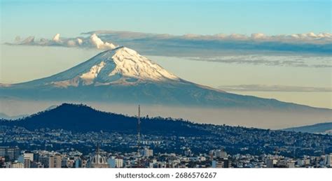 panoramisch uitzicht op de Andes bergen in Ecuador met besneeuwde vulkanen op de achtergrond