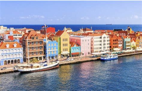 Een afbeelding van het Curaçao Museum, een historisch pand met koloniale architectuur.