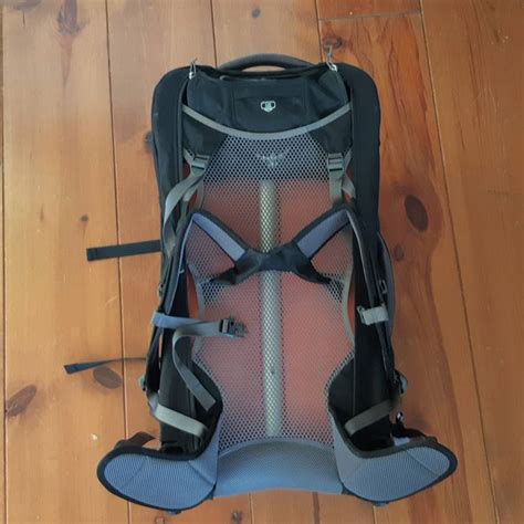 Osprey Fairview Wheels 65 reistas met het harnas uitgevouwen
