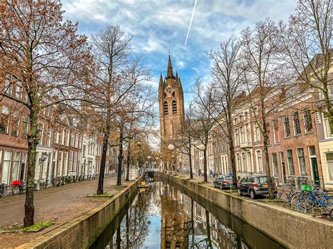 Lichtjes langs de grachten in Delft tijdens de kerstperiode