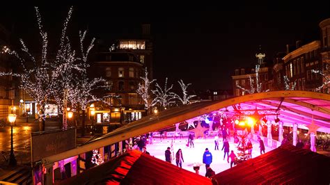 Kinderen schaatsen op een sfeervolle kerstijsbaan