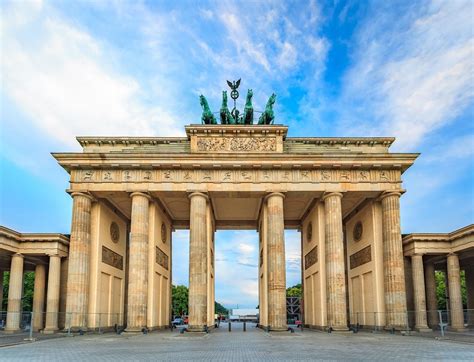 Collage van iconische bezienswaardigheden in Berlijn, zoals de Brandenburger Tor en de Reichstag.