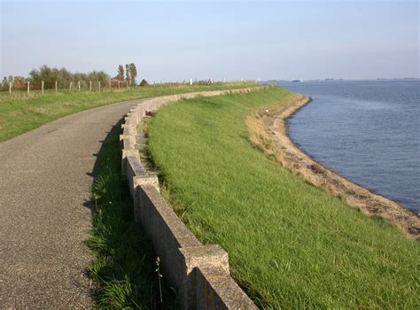 Landschap van Zeeland met dijken en polders