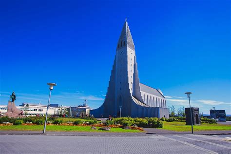 De indrukwekkende Hallgrimskirkja kerk met de stad op de achtergrond.