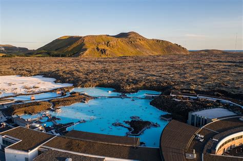 Een panoramisch uitzicht op de Blue Lagoon, met de kenmerkende blauwe, mineraalrijke wateren.