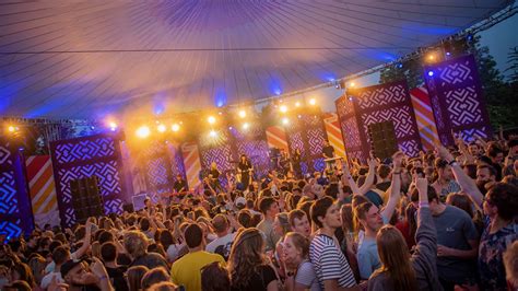 Een levendige scène van een festival in Reykjavik, met veel licht en mensen.