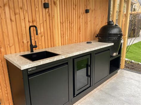 Buitenkeuken en terras bij een pipowagen met barbecue