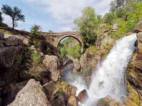 Granieten berglandschap met waterval in Nationaal Park Peneda-Gerês