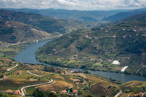 Uitzicht op de Douro rivier met wijngaarden langs de oevers