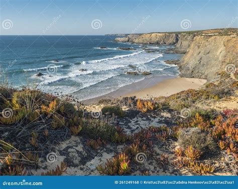 Strand met kliffen aan de Costa Verde in Noord-Portugal