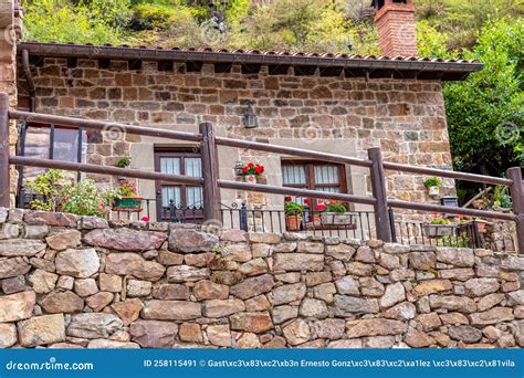 Sfeervol Portugees dorpje met stenen huizen