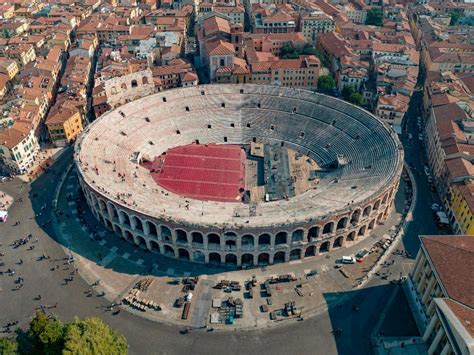 Plattegrond van de Arena di Verona met de verschillende zitsecties en hun kleurenindicatie.