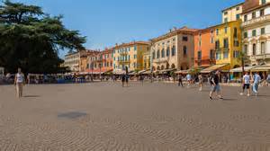 Architectonisch overzicht van het historische centrum van Verona met de Arena en de rivier de Adige.