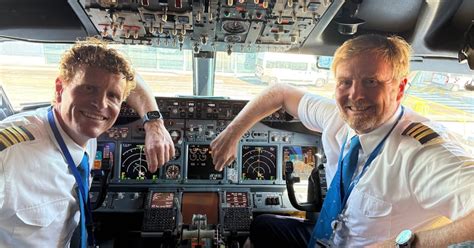Interieur van een KLM cockpit met zicht op het automatische piloot paneel
