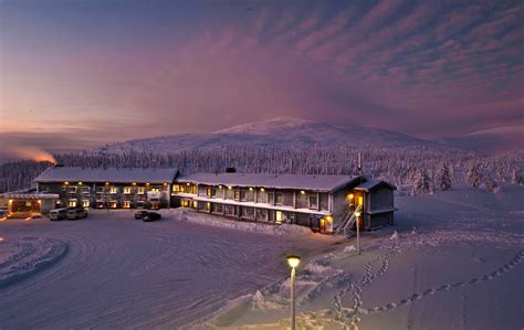 Luchtfoto van Lapland Hotel Riekonlinna met de omliggende natuur