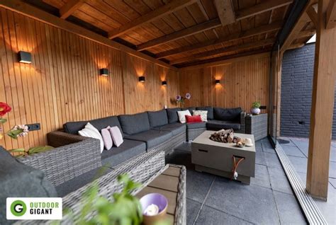 Interieur van het Steelhouse met een gezellige zithoek rondom een houtkachel en uitzicht op het meer.