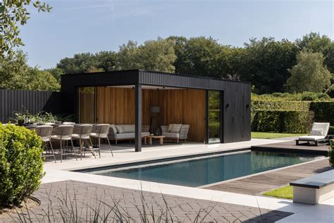 Luxe overdekt zwembad van het poolhouse met ligstoelen.