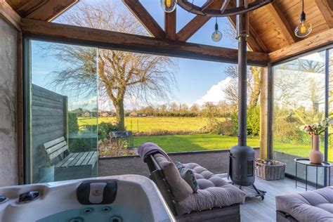 Luxe jacuzzi en veranda van B&B Wellness 'De Bourgondische Lelie'.