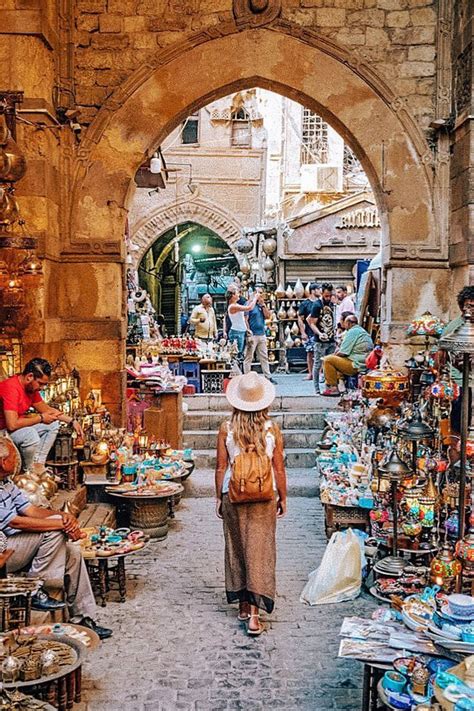 Foto van de drukke Khan al Khalili bazaar in Cairo, met traditionele winkeltjes en mensen.