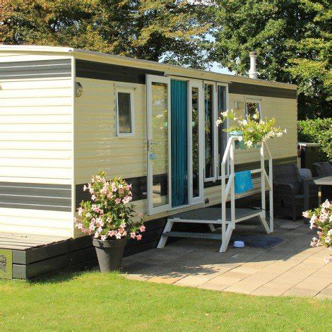 Een stacaravan op een camping in Zeeland met uitzicht op zee