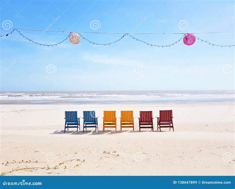 breed zandstrand van Oostende met ligstoelen en parasols