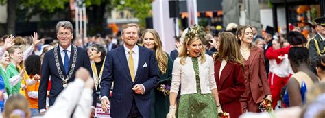 Mensen langs de route van de koninklijke wandeling in Doetinchem