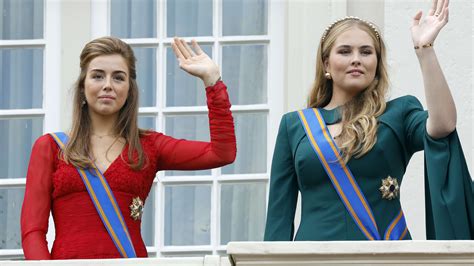 Een foto van prinses Amalia en prinses Alexia