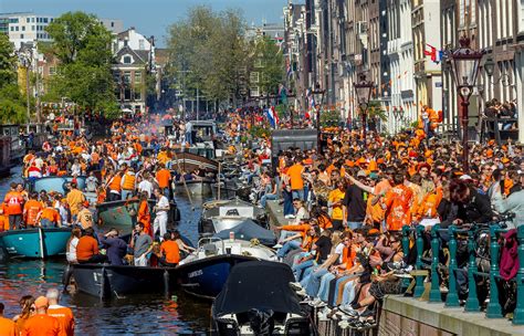 Een drukke straat in Amsterdam tijdens Koningsdag