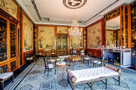 Interieur van een gerestaureerde kamer in het chateau