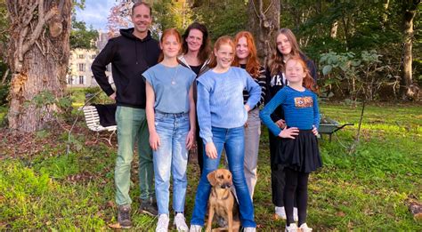 Familie Jansen met hun kinderen voor het chateau