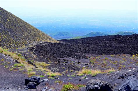 Landschap van Réunion met vulkanische bergen en weelderige vegetatie