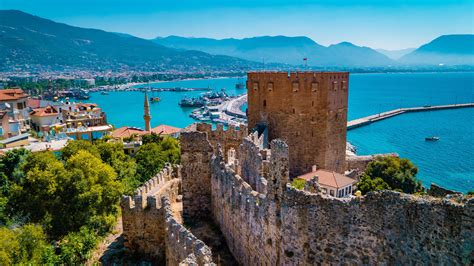 panoramisch uitzicht op de Turkse Rivièra met een breed zandstrand en helderblauwe zee