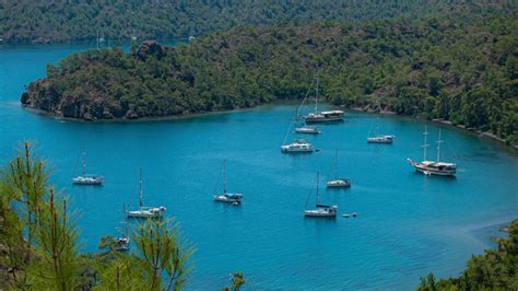 impressie van watersporten aan de Turkse Rivièra, zoals parasailing en jetskiën