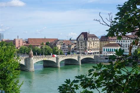 Panorama van Basel met de Rijn en de Mittlere Brücke
