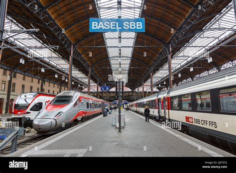 Moderne ICE-trein op station Basel SBB