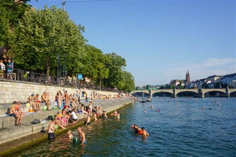 Mensen zwemmen in de Rijn in Basel