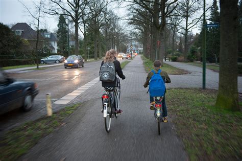 Gezin dat fietst over het terrein van Duinrell